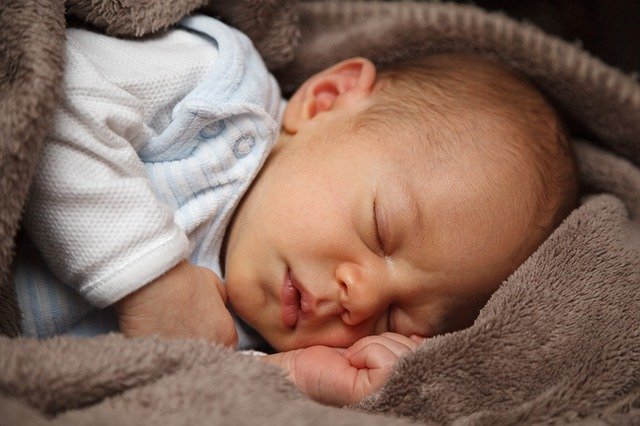 新生児の寝顔